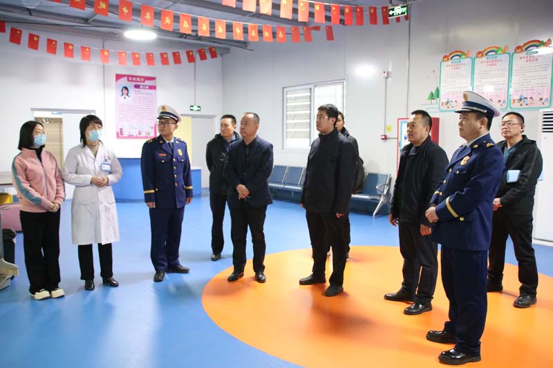 2024年1月31日下午，臨沂高新區(qū)黨工委委員、管委會副主任馬騰飛（右四），應急局黨組書記、局長吳蘭廣（左四），消防大隊政治教導員高以磊（左三）一行蒞臨兒童早期發(fā)展部指導工作.jpg