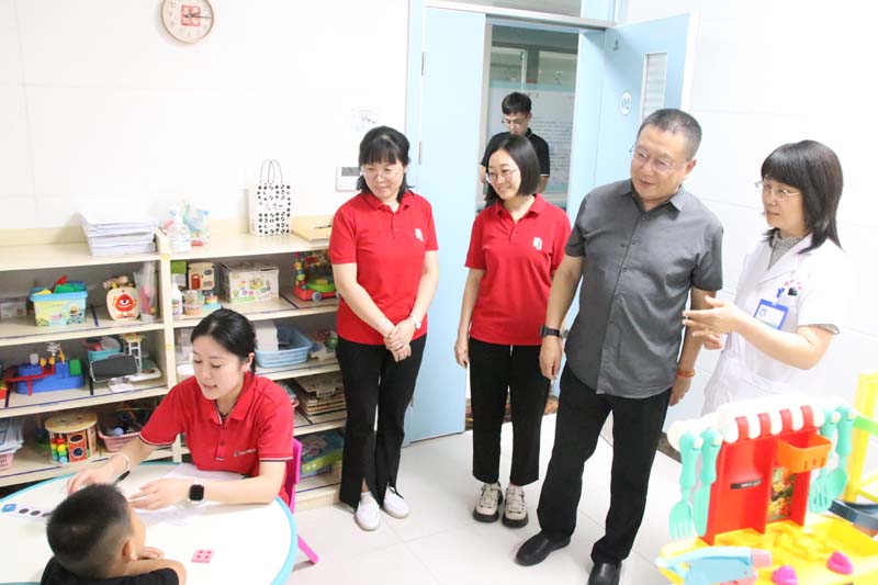 2024年6月14日，山東省衛(wèi)生經(jīng)濟協(xié)會會長，山東省醫(yī)學(xué)會副會長，山東省衛(wèi)生健康委員會二級巡視員、醫(yī)療管理服務(wù)中心原黨委書記、主任王愛杰（右二）蒞臨兒童早期發(fā)展部參觀指導(dǎo)工作.jpg